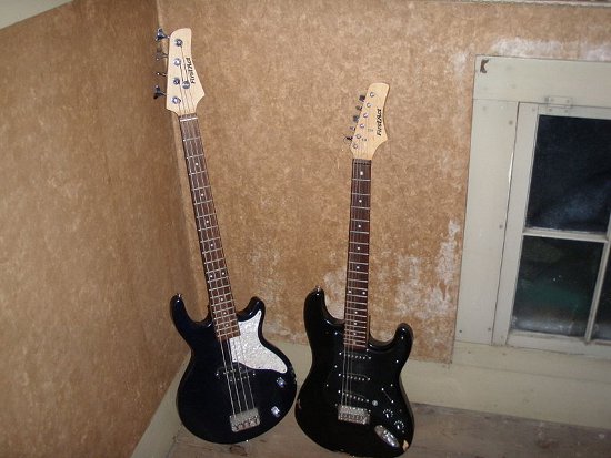 od lewej: gitara basowa, gitara elektryczna