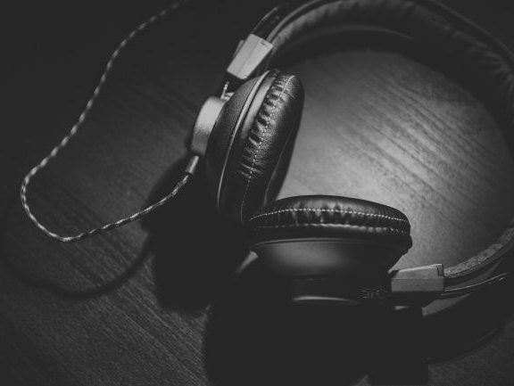 Słuchawki i akcesoria – słuchawki studyjne a DJ’skie