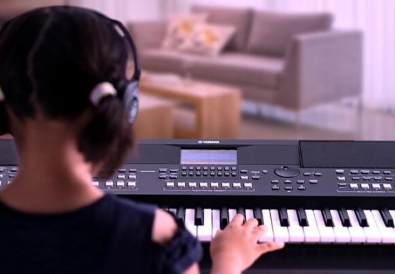 YAMAHA PSR-SX600 KEYBOARD