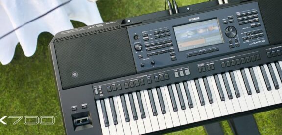 YAMAHA PSR-SX700 KEYBOARD