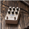 Universal Audio Astra Modulation Pedal efekt gitarowy